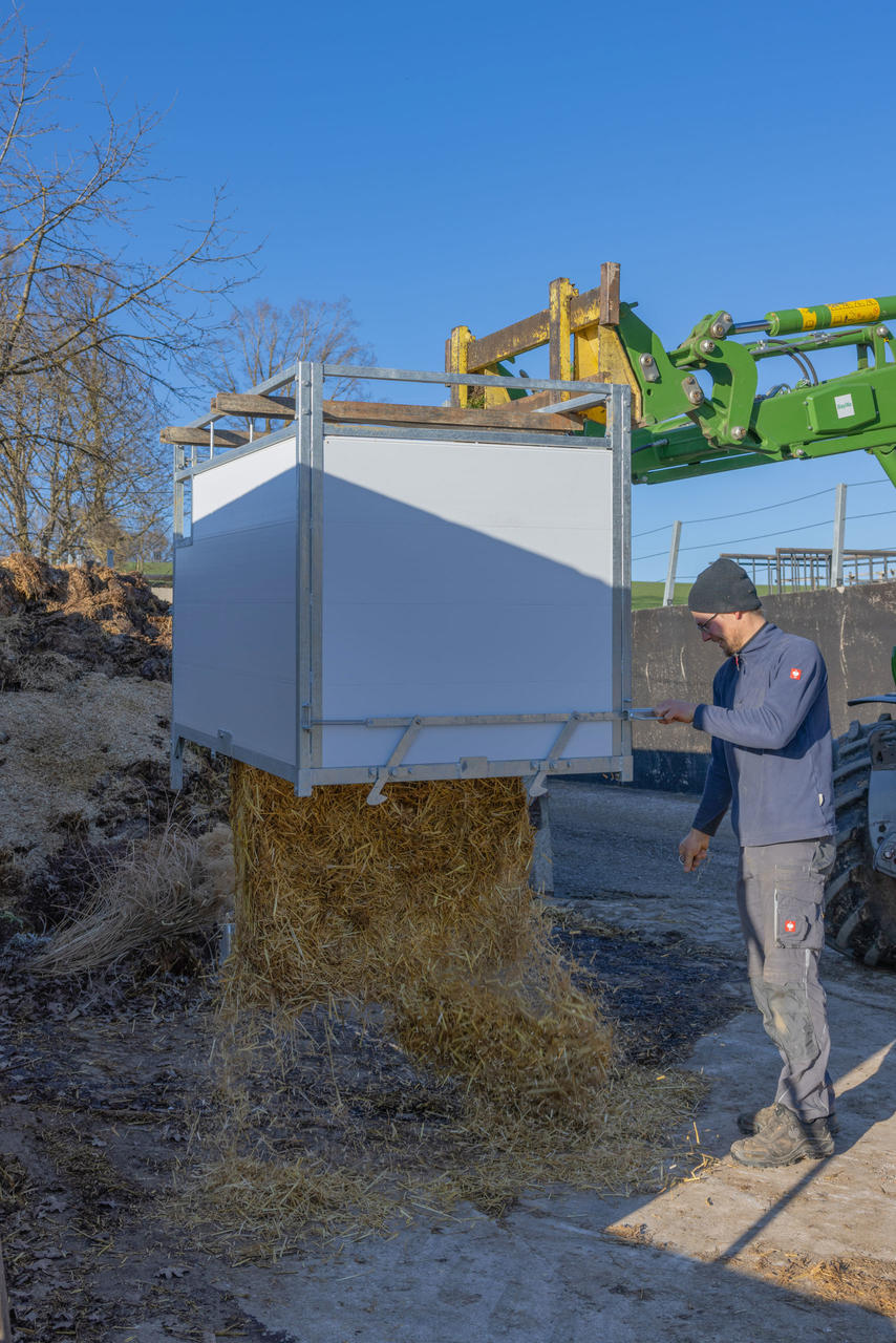 Kerbl Kälberbox Premium mit schwenkbarem Boden